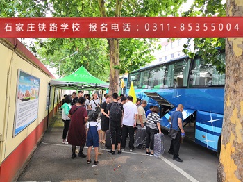 石家莊鐵路職業(yè)技工學(xué)校2018新生報(bào)到現(xiàn)場 校園環(huán)境 第3張
